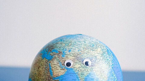 Globus mit aufgeklebten Wackelaugen