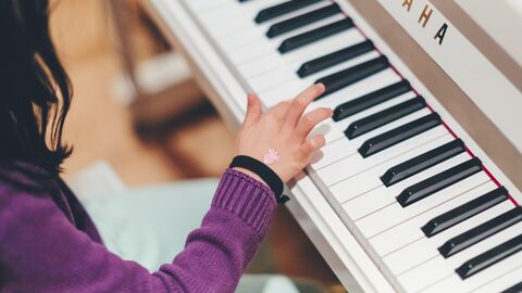 Vor allem junge Musikerinnen und Musiker will das Land Hessen fördern Kind sitzt am Klavier