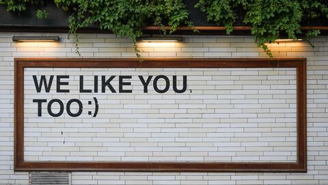 Das HMWK stellt ein! Text auf einer Mauer: "We like you, too" ("Wir mögen Sie auch")