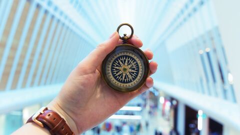 Eine Hand hält einen Kompass