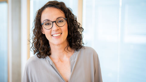 Angela Dorn, Hessische Ministerin für Wissenschaft und Kunst Angela Dorn vor einer Glasscheibe