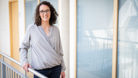 Angela Dorn, Hessische Ministerin für Wissenschaft und Kunst Angela Dorn vor einer Glasscheibe