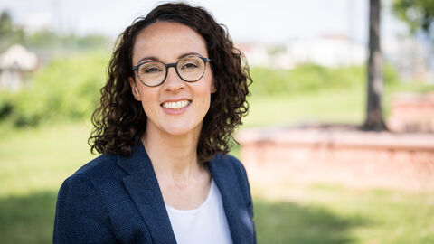 Angela Dorn im Freien 