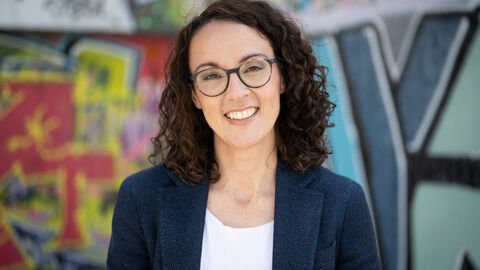 Angela Dorn, Hessische Ministerin für Wissenschaft und Kunst Angela Dorn vor einer Graffiti-Wand