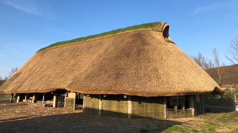 Eine nachgebaute Hütte auf der Zeiteninsel