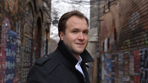 Patrick Lange, Generalmusikdirektor des Staatstheaters Wiesbaden Generalmusikdirektor Patrick Lange im Mantel vor Graffiti-Wänden