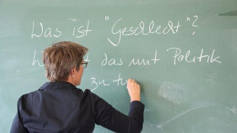 Prof. Dr. Annette Henninger schreibt an eine Tafel