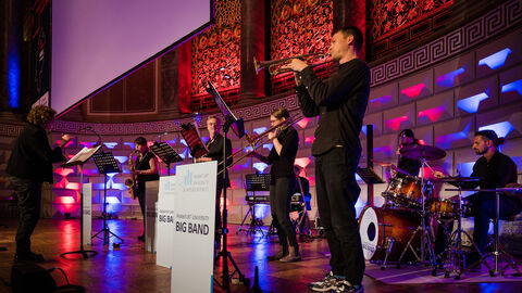 Für Musik sorgte die "Little Big Band" der Frankfurt University of Applied Sciences Bandmitglieder auf der Bühne