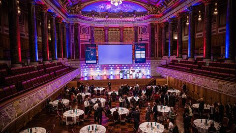Blick in den großen Saal im Wiesbadener Kurhaus mit festlichem Licht