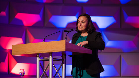 Staatssekretärin Ayse Asar am Rednerpult