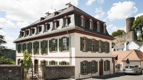 Das Bassenheimer Palais in Schmitten von außen