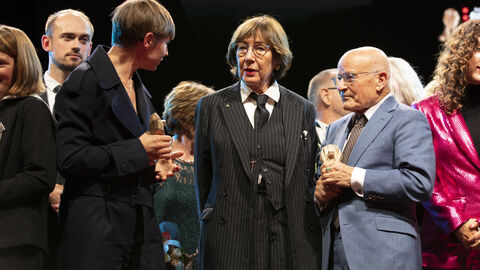 Regisseur Aliaksei Paluyan (im Hintergrund), Regisseurin Lisa Biewrwirth, Laudatorin Jeanine Meerapfel, Ehrenpreisträger Volker Schlöndorff Regisseur Aliaksei Paluyan (im Hintergrund), Regisseurin Lisa Biewrwirth, Laudatorin Jeanine Meerapfel, Ehrenpreisträger Volker Schlöndorff