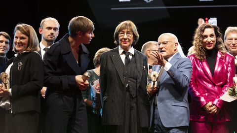 Regisseurin Maria Westholzer, Regisseur Aliaksei Paluyan (im Hintergrund), Regisseurin Lisa Biewrwirth, Laudatorin Jeanine Meerapfel, Ehrenpreisträger Volker Schlöndorff, Laudatorin Tijen Onaran Regisseurin Maria Westholzer, Regisseur Aliaksei Paluyan (im Hintergrund), Regisseurin Lisa Biewrwirth, Laudatorin Jeanine Meerapfel, Ehrenpreisträger Volker Schlöndorff, Laudatorin Tijen Onaran