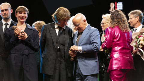 Regisseur Aliaksei Paluyan (im Hintergrund), Regisseurin Lisa Biewrwirth, Laudatorin Jeanine Meerapfel, Ehrenpreisträger Volker Schlöndorff Regisseur Aliaksei Paluyan (im Hintergrund), Regisseurin Lisa Biewrwirth, Laudatorin Jeanine Meerapfel, Ehrenpreisträger Volker Schlöndorff