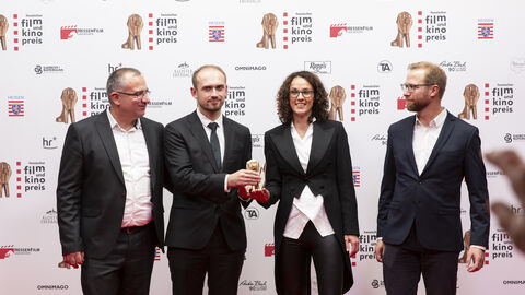 Regisseur Giorgi Abashishvili, Regisseur Aliaksei Paluyan (Preisträger Newcomerpreis), Kunst- und Kulturministerin Angela Dorn, Produzent Jörn Möllenkamp Regisseur Giorgi Abashishvili, Regisseur Aliaksei Paluyan (Preisträger Newcomerpreis), Kunst- und Kulturministerin Angela Dorn, Produzent Jörn Möllenkamp