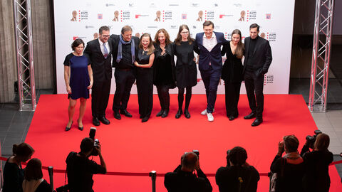 Julia Irene Peters, Frank Himmel, Julien Prevost, Jutta Feit, Annette Ernst, Sarah Peil, Tonio Kellner, Antonia Kilian, Arash Asadi (v.l.n.r.) Schauspielerinnen und Schauspieler auf dem roten Teppich