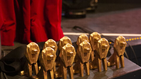 Trophäen des Hessischen Film- und Kinopreises 2021 Trophäen des Hessischen Film- und Kinopreises 2021