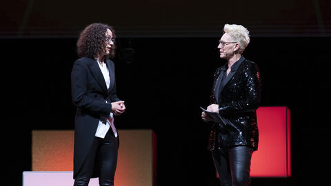 Kunst- und Kulturministerin Angela Dorn mit Moderatorin Bärbel Schäfer Kunst- und Kulturministerin Angela Dorn mit Moderatorin Bärbel Schäfer