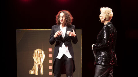 Kunst- und Kulturministerin Angela Dorn mit Moderatorin Bärbel Schäfer Kunst- und Kulturministerin Angela Dorn mit Moderatorin Bärbel Schäfer
