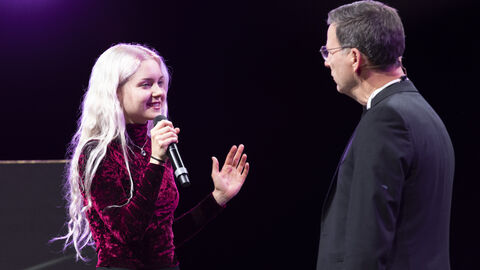 Laudatorin und Regisseurin Brenda Lien und Moderator Rainer Ewerrien Laudatorin und Regisseurin Brenda Lien und Moderator Rainer Ewerrien
