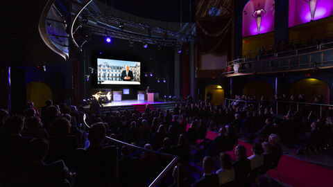 Ministerpräsident Volker Bouffier im Videogrußwort auf der Bühne des Hessischen Film- und Kinopreises 2021 Ministerpräsident Volker Bouffier im Videogrußwort auf der Bühne des Hessischen Film- und Kinopreises 2021