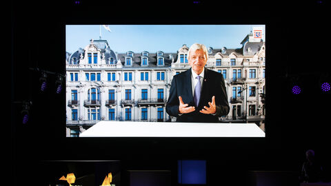 Ministerpräsident Volker Bouffier im Videogrußwort auf der Bühne des Hessischen Film- und Kinopreises 2021 Ministerpräsident Volker Bouffier im Videogrußwort auf der Bühne des Hessischen Film- und Kinopreises 2021