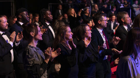 Publikum des Hessischen Film- und Kinopreis 2021 mit Schauspielerin Anne Ratte-Polle, Schauspielerin Barbara Philipp und Anna Schöppe (Geschäftsführerin der HessenFilm) Publikum des Hessischen Film- und Kinopreis 2021 mit Schauspielerin Anne Ratte-Polle, Schauspielerin Barbara Philipp und Anna Schöppe (Geschäftsführerin der HessenFilm)