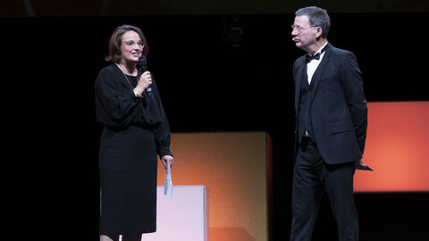 Anna Schöppe (Geschäftsführerin der HessenFilm) und Moderator Rainer Ewerrien Anna Schöppe (Geschäftsführerin der HessenFilm) und Moderator Rainer Ewerrien