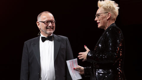 Laudator Manfred Krupp (Intendant des HR) und Moderatorin Bärbel Schäfer Laudator Manfred Krupp (Intendant des HR) und Moderatorin Bärbel Schäfer