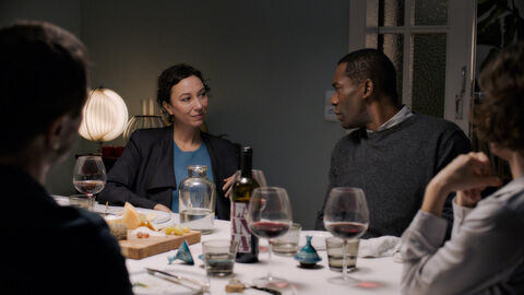 Szene aus "Le Prince": Mehrere Menschen sitzen am Tisch und essen