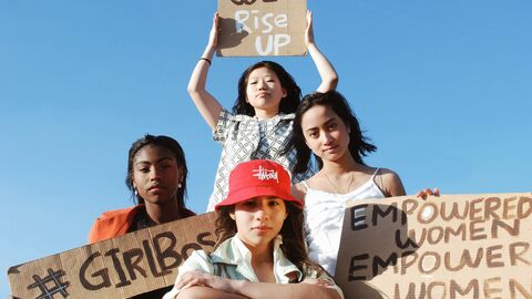 Hessen fördert Forscherinnen Vier Frauen halten Schilder in die Kamera, auf denen "Girlboss" und "Empowered women" steht