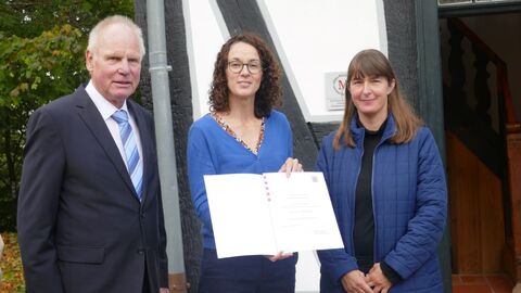 Ministerin Angela Dorn überreicht die Urkunde  Ministerin Angela Dorn überreicht die Urkunde an zwei Personen aus dem Vorstand