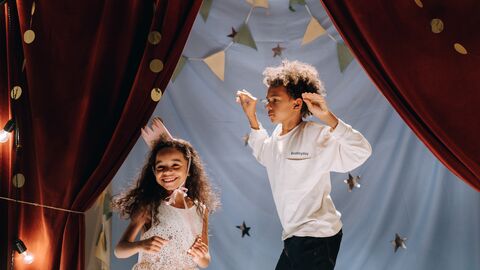 Zwei Kinder tanzen auf einer Bühne