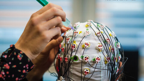 Hessen bereitet seine Universitäten auf die nächste Runde der Exzellenzstrategie vor Eine Hand bearbeitet eine verkabelte Kappe