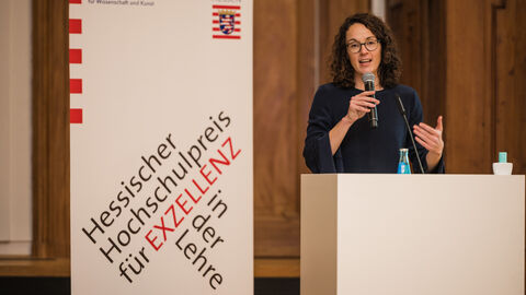 Wissenschaftsministerin Dorn: "Wir wollen für alle klugen und kreativen Köpfen in Hessen die besten Rahmenbedingungen schaffen" Wissenschaftsministerin Dorn am Rednerpult