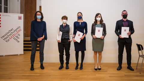 Gruppenbild mit Ministerin Dorn und den Mitgliedern der ausgezeichneten studentischen Initiative an der TU Darmstadt Han Dittmar, Melissa Meinel, Miriam Seebach und Kilian Heckenberger (v.l.n.r.) Gruppenbild mit Ministerin Dorn und den Mitgliedern der ausgezeichneten studentischen Initiative an der TU Darmstadt