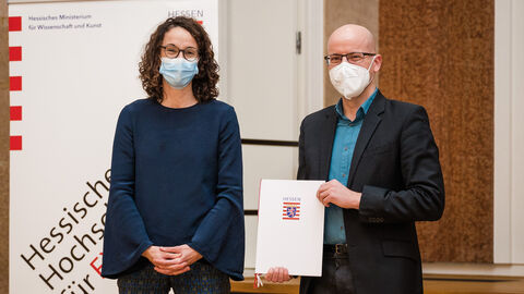 Wissenschaftsministerin Angela Dorn mit dem Preisträger des 3. Projektpreises Dr. Mathis Prange Wissenschaftsministerin Angela Dorn mit dem Preisträger des 3. Projektpreises Dr. Mathis Prange