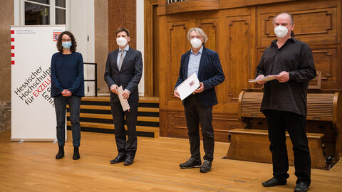 Wissenschaftsministerin Angela Dorn mit den Preisträgern des 2. Projektpreises der Hochschule für Musik und Darstellende Kunst Prof. Ralph Abelein, Prof. Gerhard Müller-Hornbach und Peter Fulda (v.l.n.r.) Wissenschaftsministerin Angela Dorn mit den Preisträgern des 2. Projektpreises der Hochschule für Musik und Darstellende Kunst Prof. Ralph Abelein, Prof. Gerhard Müller-Hornbach und Peter Fulda (v.l.n.r.)