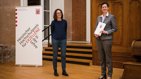 Wissenschaftsministerin Angela Dorn (l) mit Prof. Dr. Hilke Vorwerk, Preisträgerin des ersten Projektpreises Wissenschaftsministerin Angela Dorn (l) mit Prof. Dr. Hilke Vorwerk, Preisträgerin des ersten Projektpreises