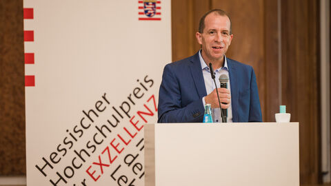 Prof. Dr. Andreas Mulch, Direktor des Senckenberg Forschungsinstituts und Naturmuseums Frankfurt, begrüßte die Gäste Prof. Dr. Andreas Mulch, Direktor des Senckenberg Forschungsinstituts und Naturmuseums Frankfurt, begrüßte die Gäste
