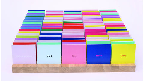Maria Möller und Laura Mohn  haben Gebärden in Daumenkinos verwandelt, mit denen Kinder mit und ohne Behinderung spielend Gebärdensprache lernen können Bunte Karten in einem Stecksystem