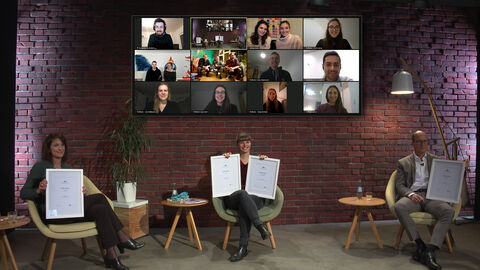Die Hessen-Ideen-Preisverleihung 2020 fand als Livestream statt. Die Hessen-Ideen-Preisverleihung im Livestream: Im Vordergrund sitzen Jurymitglieder, im Hintergrund auf einem Bildschirm sind die Kandidatinnen und Kandidaten per Zoom zugeschaltet