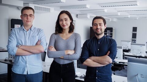 Onur Karademir, Jasmin Hartmann und Edgar Hildebrandt von der Goethe-Universität Frankfurt haben mit ihrer E-Learning-Plattform „StudyCore“ neue Möglichkeiten für die digitale akademische Lehre geschaffen  Onur Karademir, Jasmin Hartmann und Edgar Hildebrandt stehen beieinander