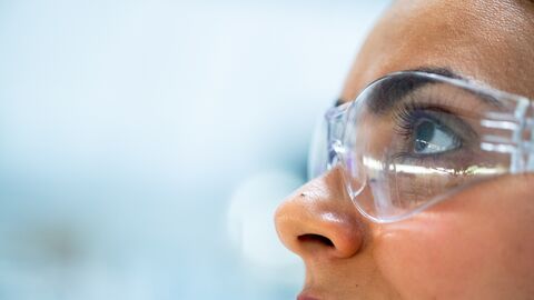 The ministry provides scholarships for exceptionally talented and high achieving university students and researchers with refugee status Eine Frau mit Schutzbrille in der Nahaufnahme