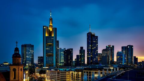 Die Frankfurter Skyline im Abendlicht
