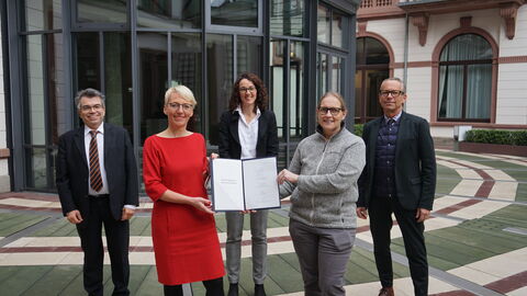 Prof. Dr. Matthias Willems (Vorsitzender der HAW Hessen), Prof. Dr. Tanja Brühl (Sprecherin der Konferenz Hessischer Universitätspräsidien), Wissenschaftsministerin Angela Dorn, Sabine Leib, (Vorsitzende des Hauptpersonalrats beim Hessischen Ministerium für Wissenschaft und Kunst) und Prof. Bernd Kracke (Sprecher der Kunsthochschulen) verabschieden den Kodex für gute Arbeit