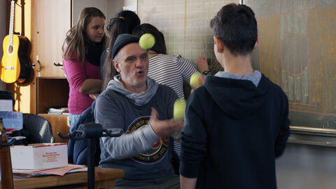 Szene aus "Herr Bachmann und seine Klasse" Szene aus "Herr Bachmann und seine Klasse": Lehrer Bachmann jongliert vor einem Schüler mit Bällen