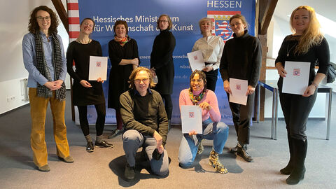 Kunst- und Kulturministerin Angela Dorn (l) mit den Stipendiatinnen und den Jurymitgliedern Eva-Claudia Scholtz (3.v.l.), Geschäftsführerin der Hessischen Kulturstiftung, Carola Reul (4.v.l.), Geschäftsführerin der Jungen Deutschen Philharmonie, und Dr. Philipp Schulte (vorne links), Geschäftsführer der Hessischen Theaterakademie. Kunst- und Kulturministerin Angela Dorn (l) mit den Stipendiatinnen und den Jurymitgliedern Eva-Claudia Scholtz (3.v.l.), Geschäftsführerin der Hessischen Kulturstiftung, Carola Reul (4.v.l.), Geschäftsführerin der Jungen Deutschen Philharmonie, und Dr. Philipp Schulte (vorne links), Geschäftsführer der Hessischen Theaterakademie.