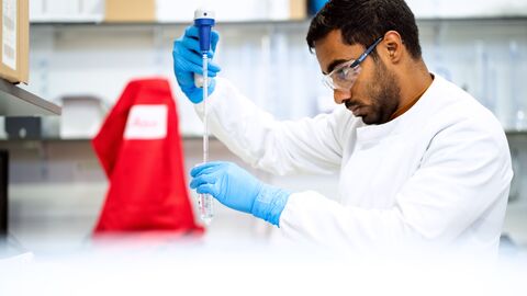 Die HessenFonds-Stipendien unterstützen besonders begabte und leistungsstarke geflüchtete Studierende, Promovierende und Forschende an den staatlichen Hochschulen in Hessen Ein Wissenschaftler bei der Arbeit im Labor