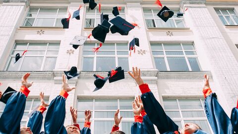 Studierende in Amerika werfen ihre Hüte in die Luft